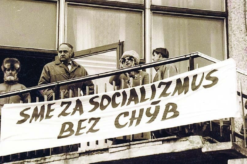 Rečníci na balkóne domu kultúry nad transparentom „Sme za socializmus bez chýb“