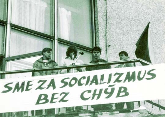 Študenti šalianskeho gymnázia počas generálneho štrajku 27.11.1989 na balkóne DK. Vľavo Marek Vrbovský, vpravo Valentín Kozaňák. Foto Matej Oravec.