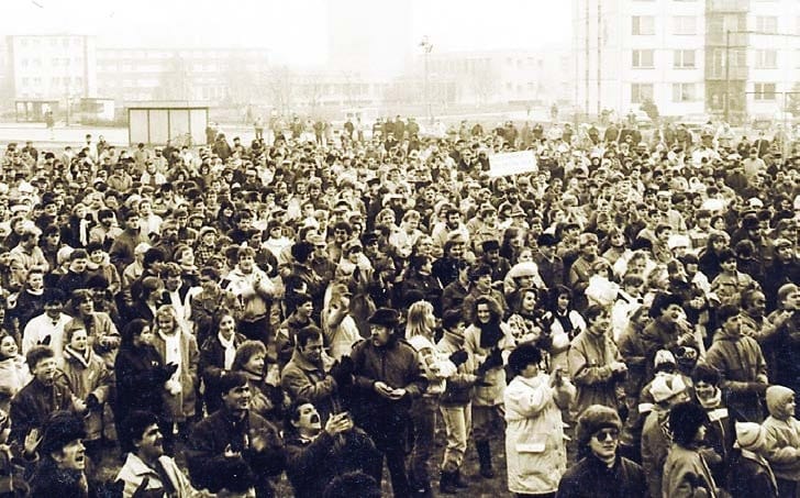 Veľký dav ľudí na zhromaždení pri dome kultúry 2. decembra 1989