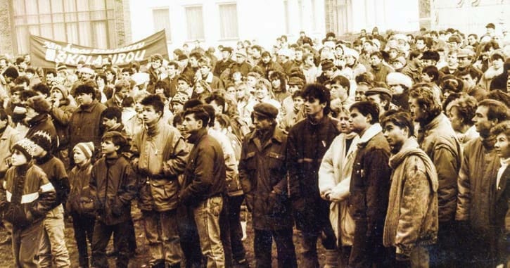 Mladí ľudia v dave na zhromaždení 2. decembra 1989