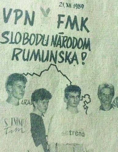 Mladí ľudia pod nápisom „VPN FMK Slobodu národom Rumunska!“ s dátumom 21. XII. 1989