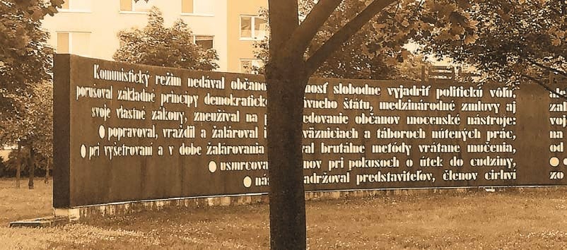 Pamätník 17. novembra pri dome kultúry v Šali – oceľové tabule s vyrezaným textom